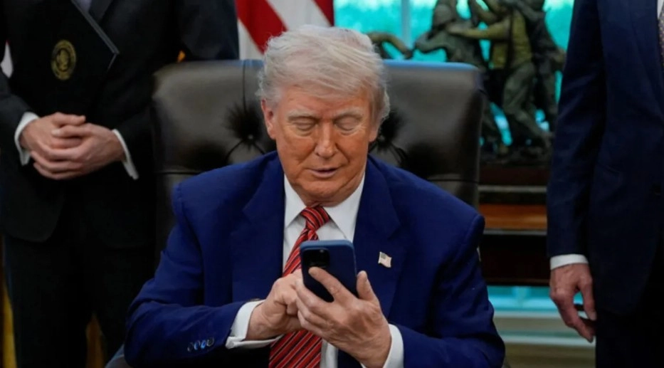 TRUMP TELEFON SEKTÖRÜNE EL ATTI