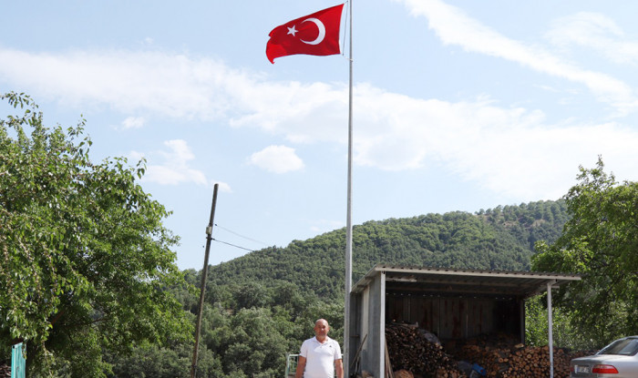 Kuşçular Mahallesi’nde Ay Yıldızlı Al Bayrağımız Göndere Çekildi