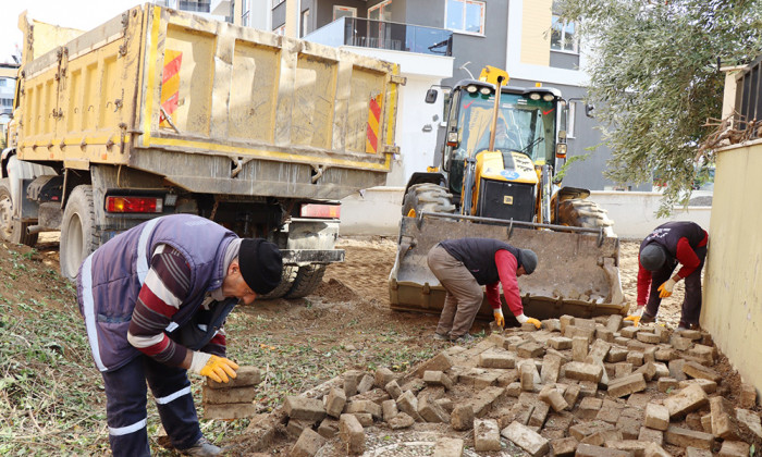 Başkan Özcan, yenilediği yollarla herkesi mutlu ediyor