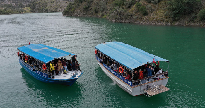 Zümrüt yeşili Arapapıştı Kanyonu ziyaretçilerini ağırlıyor